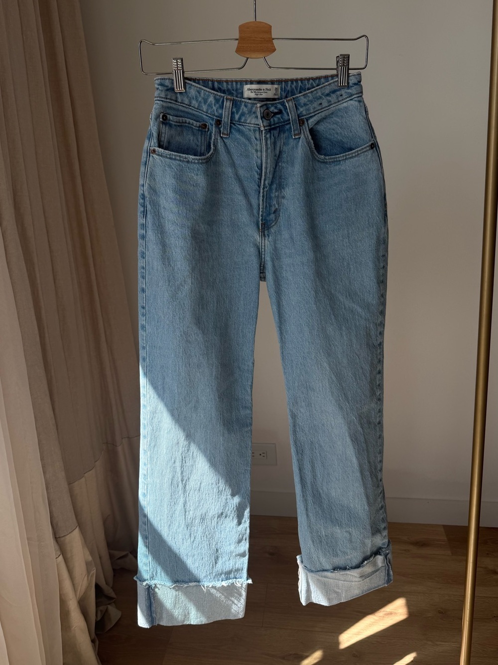 Abercrombie 90s Relaxed Cuffed Jeans Light Wash 26 - Picture 2 of 14